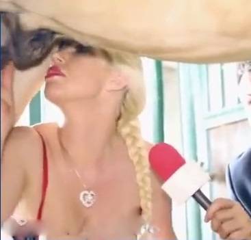 Кинорепортаж с сисястой девушкой показывает как возбудить коня